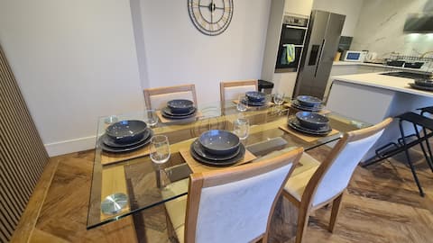 Spacious 5 Bed House Sleeps 10 5 Bathrooms Parking