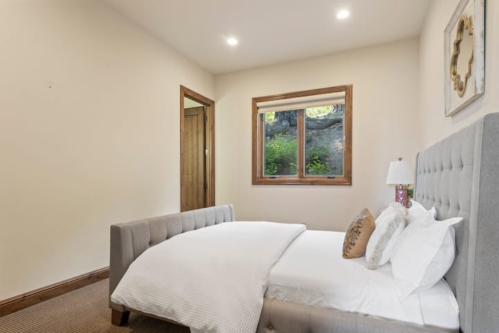 Este encantador dormitorio cuenta con una cómoda cama tamaño queen y un baño privado impecable y una gran ventana, que ofrece a los huéspedes abundante luz natural.