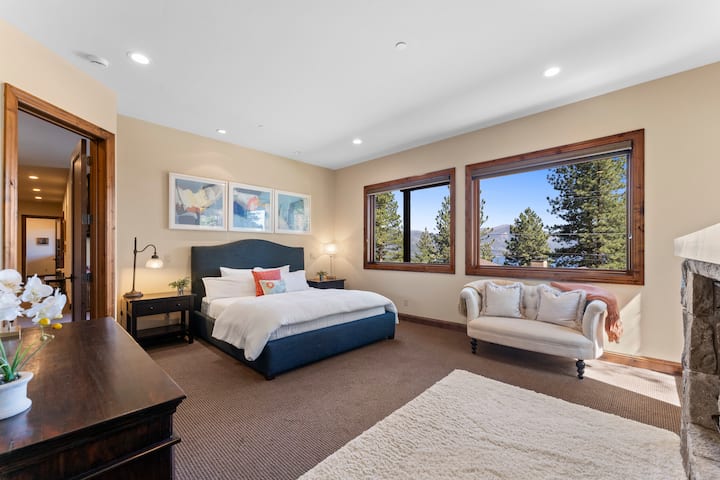 Este dormitorio cuenta con una lujosa cama tamaño king y una hermosa chimenea. La habitación está bañada de luz natural, creando un ambiente tranquilo.