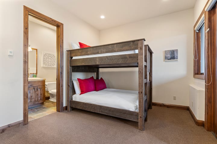 ¡Litera para la aventura! Acogedor dormitorio con literas, perfecto para familias o amigos. 