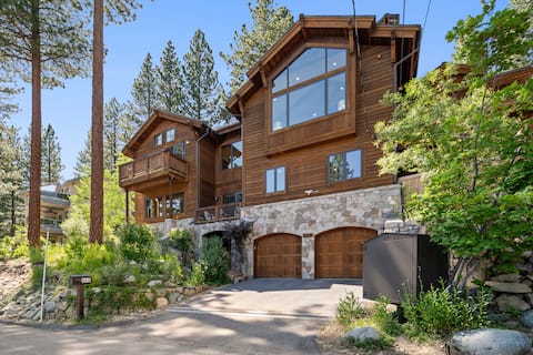 Luxury Lakeview Manor with Hot Tub