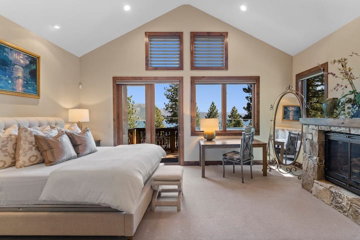 Relájate en este encantador dormitorio con una lujosa cama tamaño king y una acogedora chimenea.  La habitación es amplia y está llena de luz natural, creando un ambiente tranquilo.