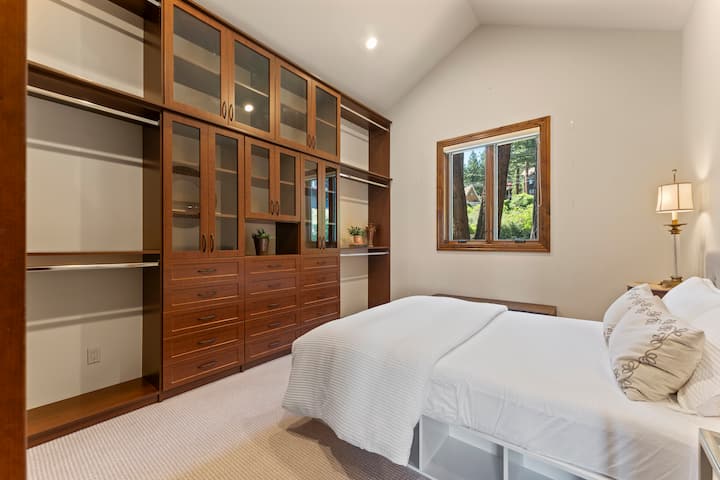 Este espacioso dormitorio ofrece una cómoda cama tamaño queen y un armario grande, que proporciona un montón de espacio para guardar tus pertenencias. La habitación está llena de luz natural, creando un ambiente luminoso y acogedor.