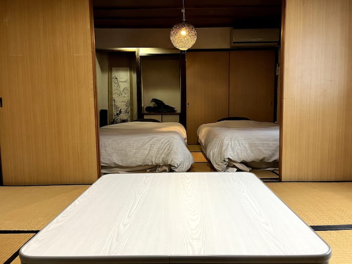 Posteľná bielizeň v izbe tatami bola zmenená z japonskej futónovej postele na európsku polovičnú manželskú posteľ(W120/L200).
Tiež ďalší samostatný matrac Futon nahradený na matrac s hrúbkou 10 cm. 


