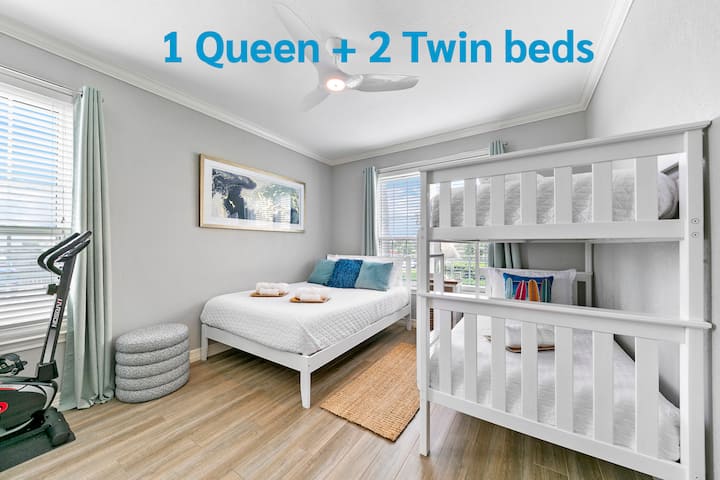 Druhá spálňa má pohodlnú posteľnú bielizeň: manželskú posteľ a 2 samostatné postele (poschodové postele). 