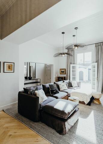 Immaculately styled and positioned with pool & bar gallery image 2