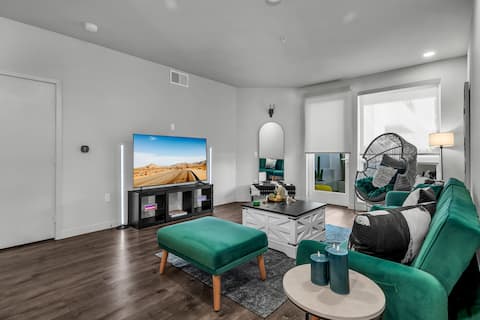 Popular Airbnb listing: Irvine/Spectrum Center/Luxury/Pool/Disneyland in Irvine