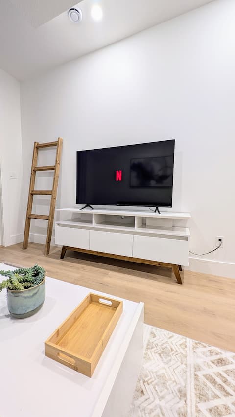 Top performing Airbnb: 5minDowntown\2BD Suite\Private Patio\Central&Safe in Calgary