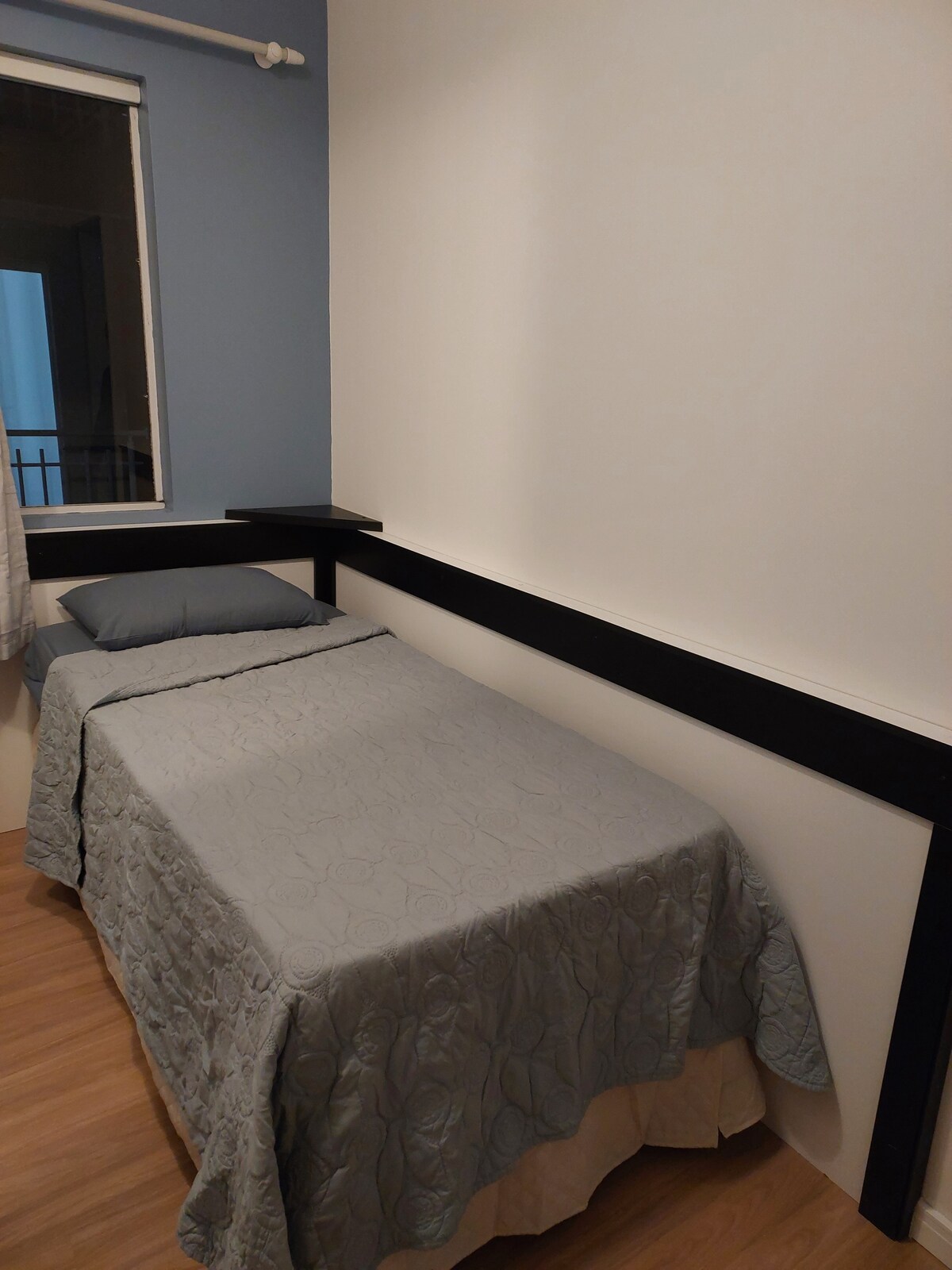 Много удобно единично легло. 