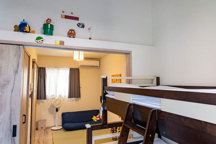 Ова е прекрасна спална соба украсена со популарни ликови од играта.