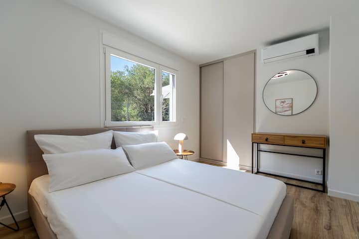 「La sierra」以其在Churriana、Torremolinos和Benalmádena上方山脉「sierra de Torremolinos」山脉的美丽景色命名。