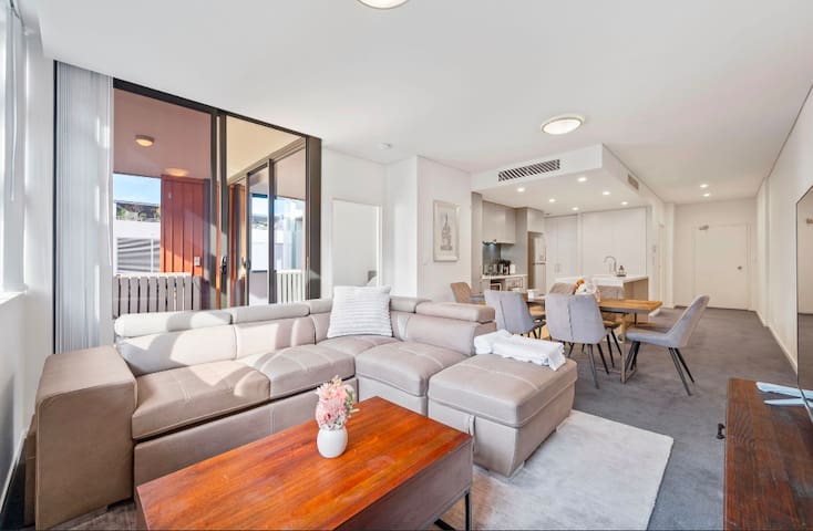 Modern two bed apt in the centre of Erskenville