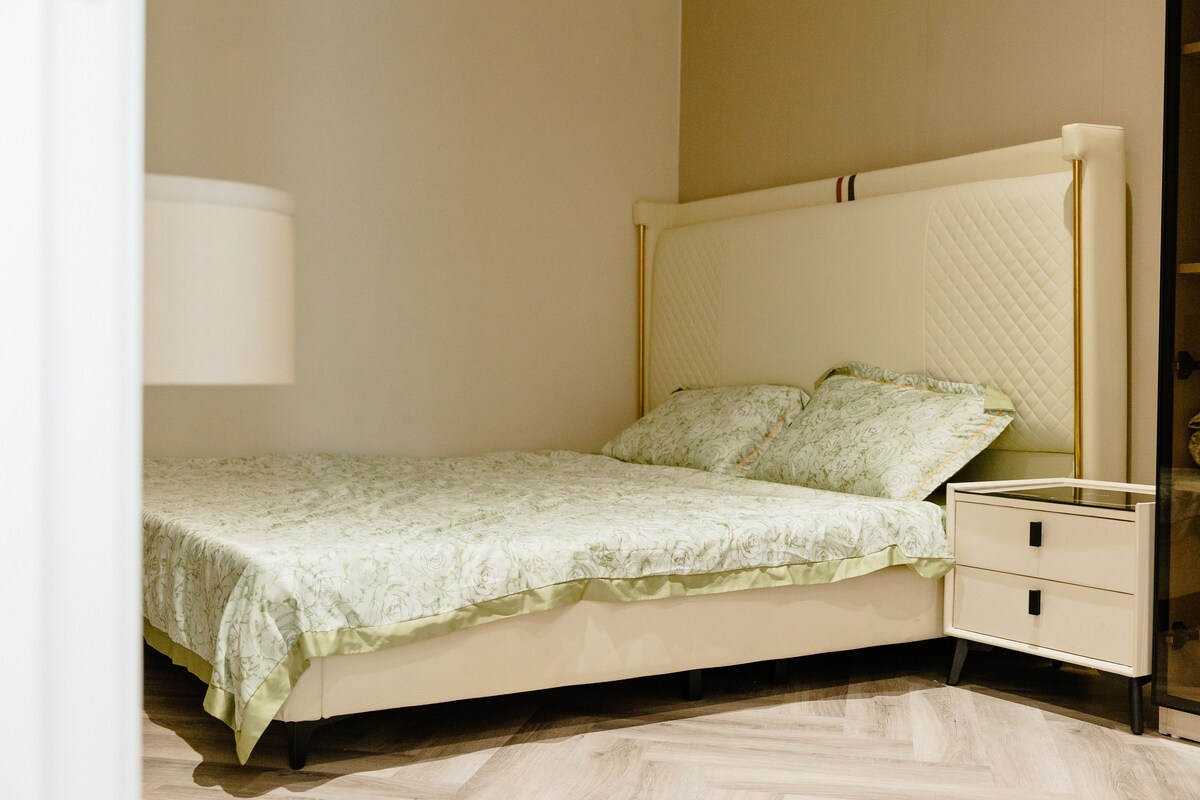 Prostrani bračni krevet (1m8)