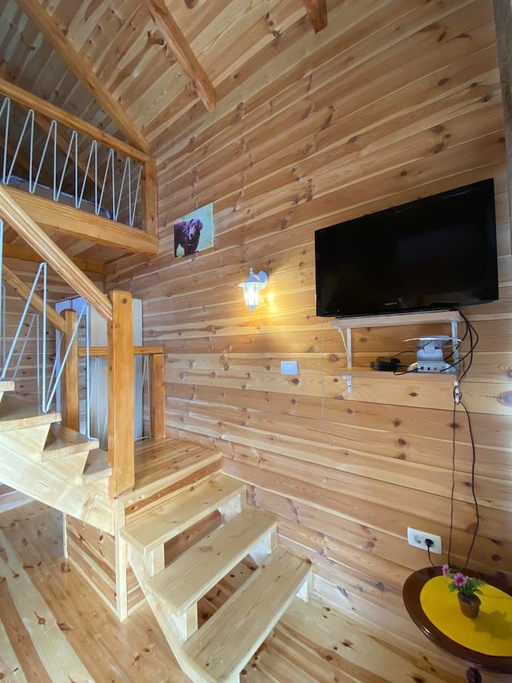 Plochá televízna obrazovka s káblovými kanálmi a rýchlou bezplatnou Wi-Fi