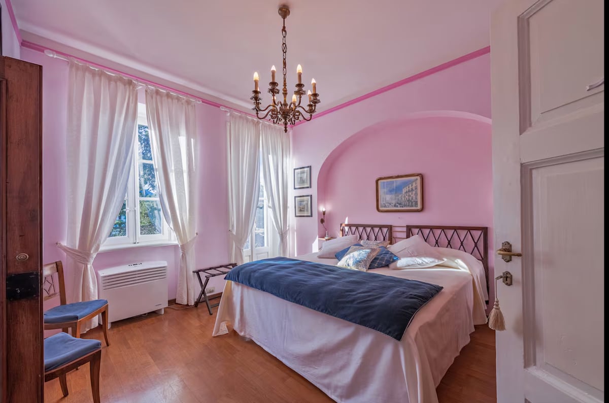 Всички стаи (които могат да бъдат подготвени с двойни или единични легла) имат легла с кралски размер, климатик и самостоятелна баня.