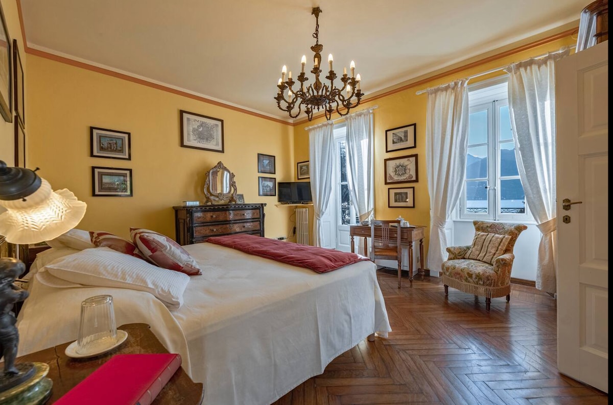 Всички стаи (които могат да бъдат подготвени с двойни или единични легла) имат легла с кралски размер, климатик и самостоятелна баня.