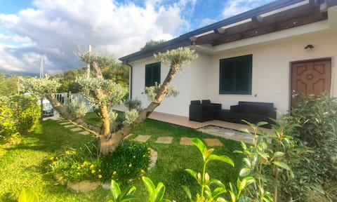 Detached villa with garden and sea view Cilento