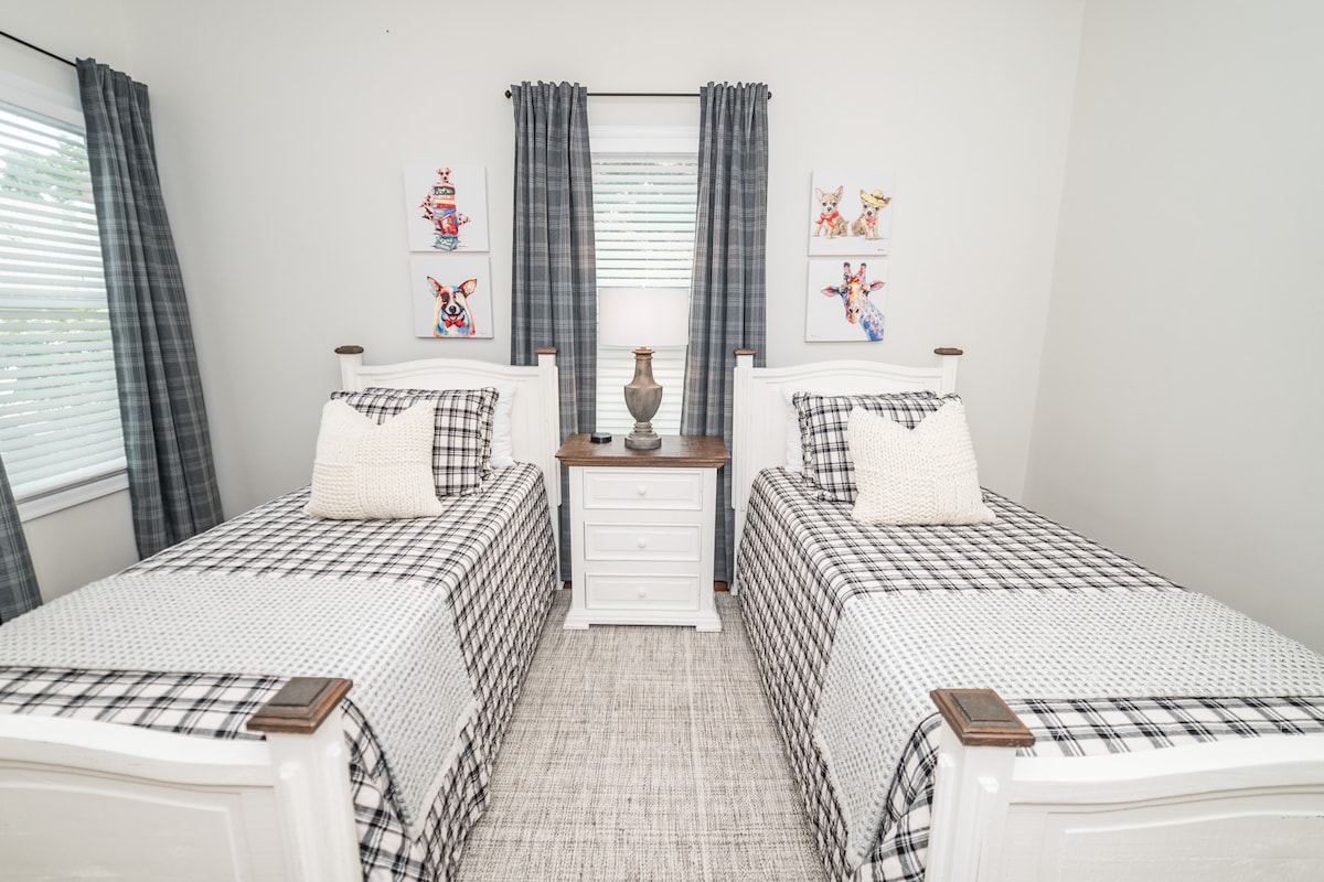 Bedroom #4 has 2 twin beds