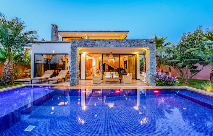 Villa à Marrakech. Avec Piscine Et Jardin Privés - Marokko