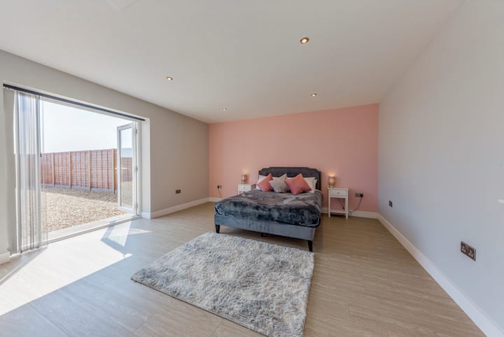 Просторен Master Retreat – Опуштете се во оваа брачна спална соба со мека постелнина и поглед кон село, совршена за мирни одмори.