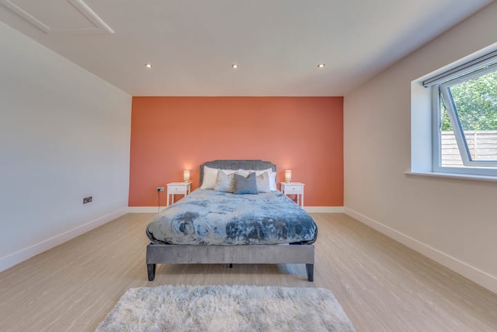 Удобност со големина на брачен кревет – пространа спална соба со задебелен ѕид и удобни текстури, совршена за мирни прибежишта во село.