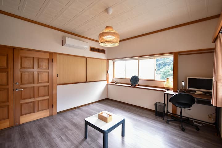 2階洋室からも、息を呑むような熱海自然郷の景色をお楽しみいただけます。

