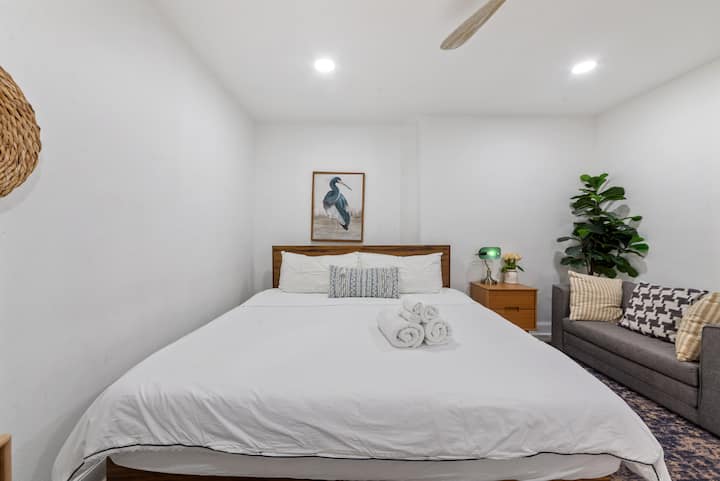 Relájate y recarga energías en nuestro acogedor dormitorio con una cama de matrimonio. Te esperan comodidad y calma.