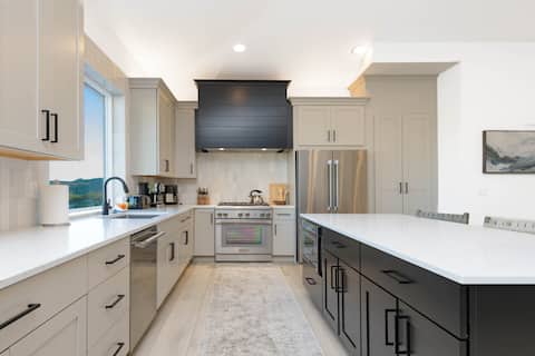 Cliffside Modern Villa ~ Hot Tub/Stunning Views