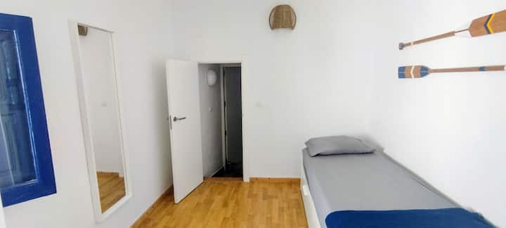 Táto druhá izba má rozkladaciu hniezdnu posteľ s rozmermi 1,60 cm, ktorá je pohodlná na odkladanie, veľké zrkadlo a kúpeľňu. Z izby je výhľad na vonkajšok na krásnom námestí Eras del Castillo.