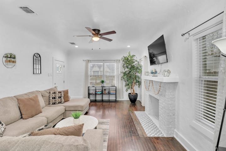 Veľký útulný gauč s hrami a inteligentnou televíziou na vytváranie skvelých spomienok s rodinou a priateľmi!