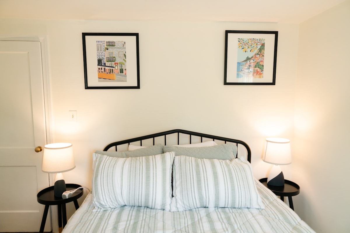 Втора спална соба: стилска соба со уметнички декор, плиш постелнина и топло осветлување за мирни ноќи!