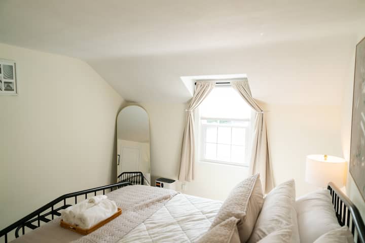 غرفة نوم ساحرة: ملاذ مشرق ومتجدد الهواء مع ديكور أنيق وإطلالات جميلة على النافذة!