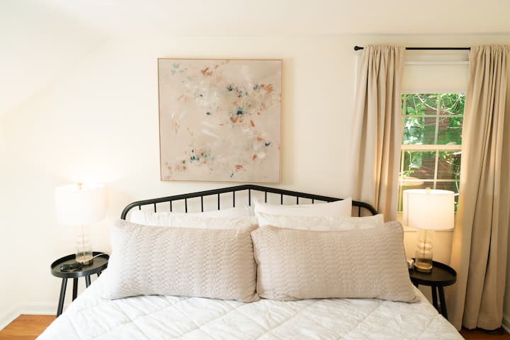 Encantador retiro en el dormitorio principal: ¡un espacio luminoso con una decoración elegante y vistas serenas al jardín te espera!