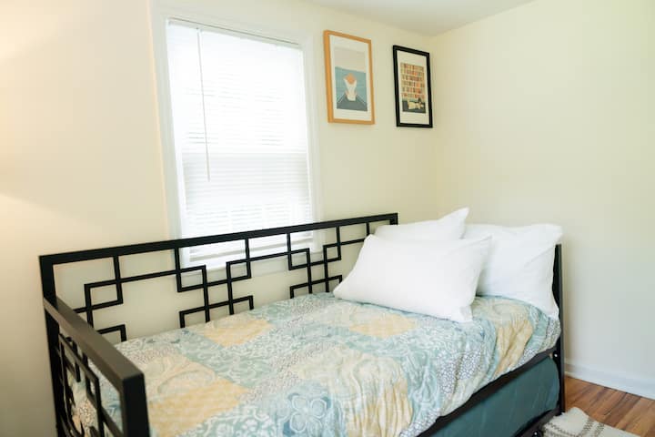 غرفة النوم الثالثة الساحرة: مساحة مشرقة مع ديكور فني، مثالية للاسترخاء أو القراءة!