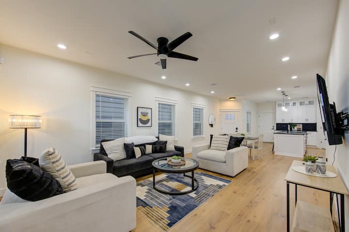 Luxury Villa Near Downtown & Iah | Balcony - Houston, TX