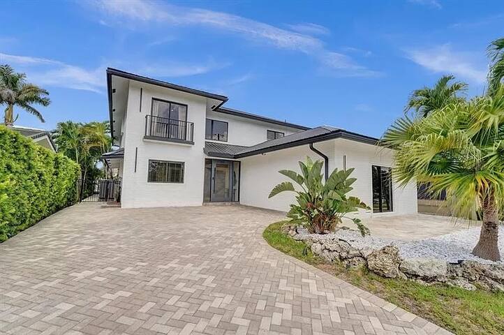 Modern Mansion on the Water! gallery image 4