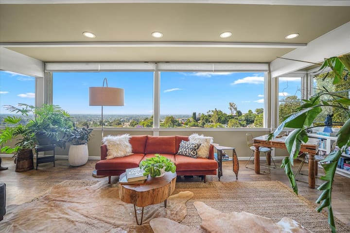 Quintessential Los Angeles MCM in the hills!