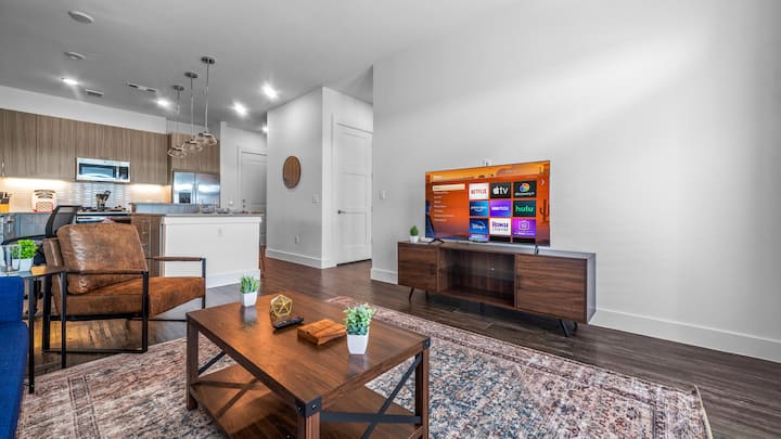 El salón está lleno de luz natural, creando un espacio luminoso y acogedor que invita a la relajación.