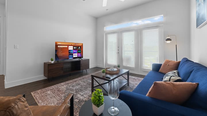 Dnevni boravak ispunjen je prirodnim svjetlom, stvarajući svijetao i ugodan prostor koji poziva na opuštanje.