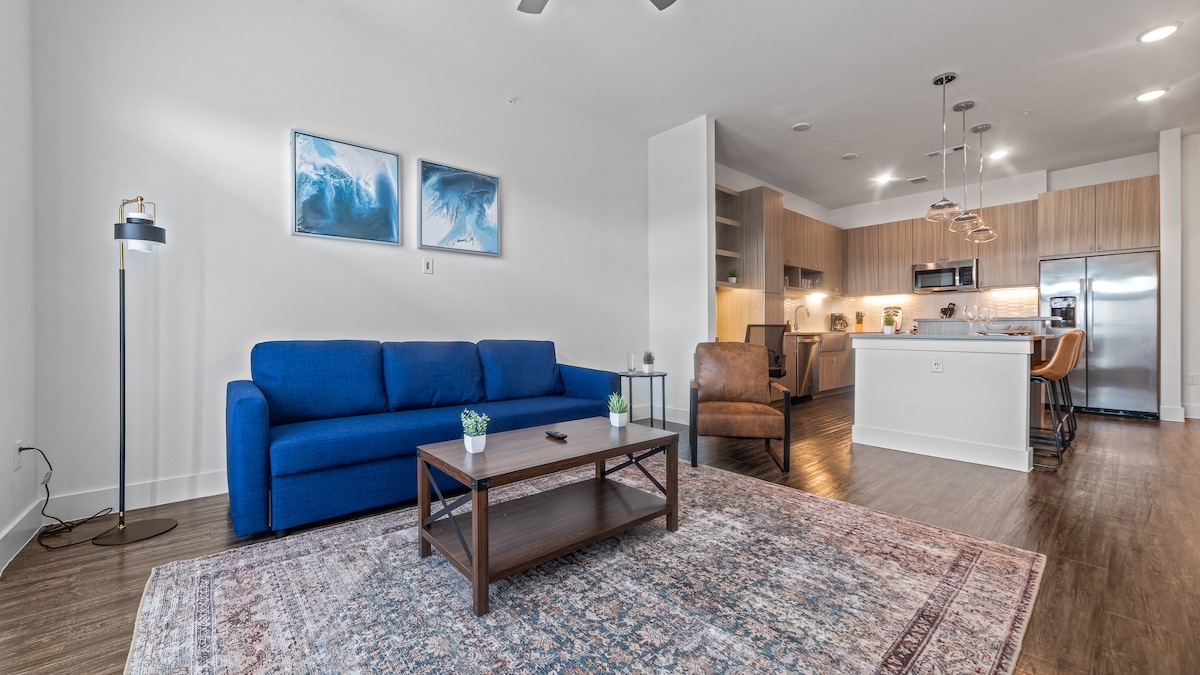 リビングルームに座ると、快適な家具と上品なデザインでくつろぐことができます。