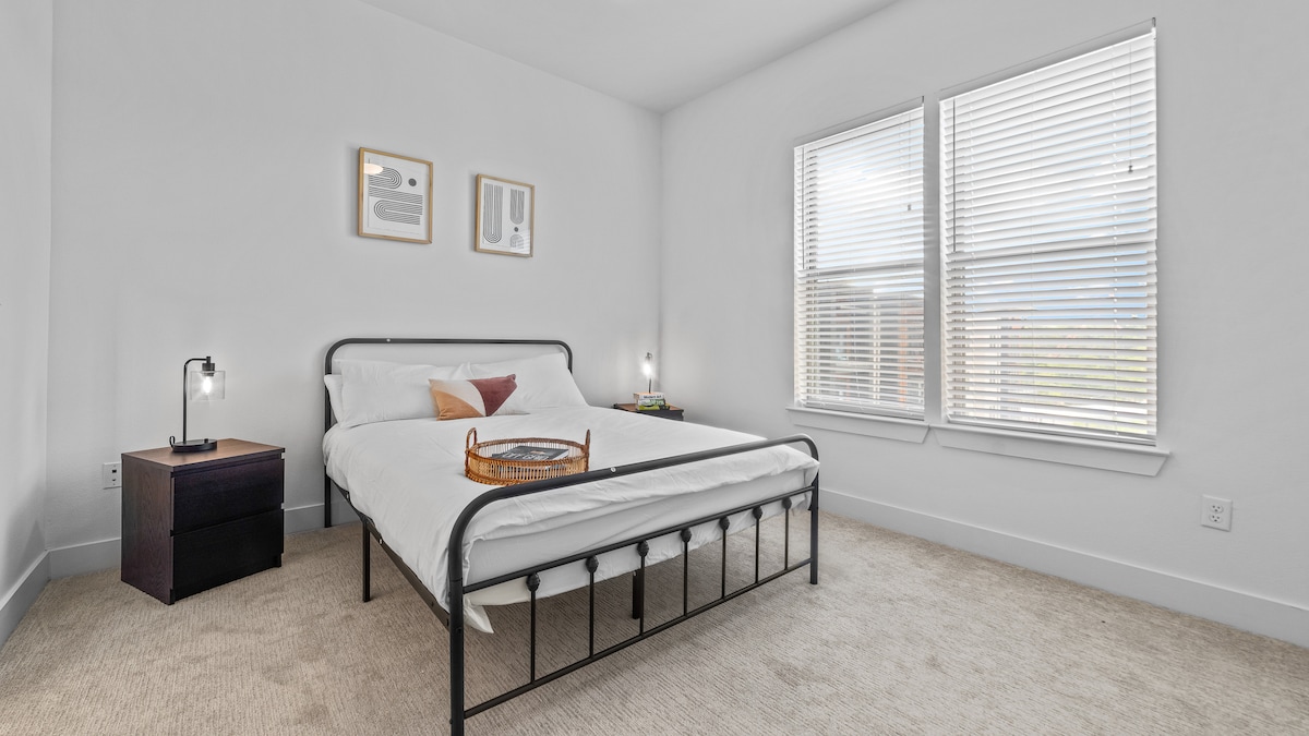 寝室には落ち着いた聖域があり、快適さとスタイルでリラックスしてリフレッシュすることができます。