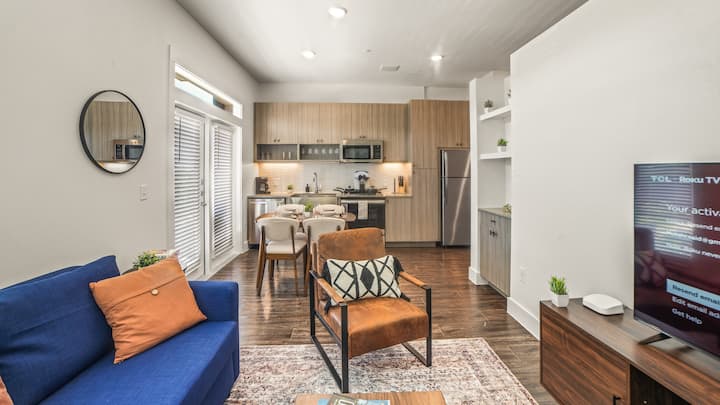 คุณรายล้อมไปด้วยการตกแต่งที่มีรสนิยมและโทนสีอบอุ่นทำให้ห้องนั่งเล่นเป็นสถานที่ที่สมบูรณ์แบบสำหรับทุกโอกาส