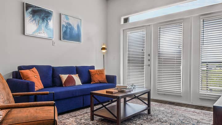 ห้องนั่งเล่นเต็มไปด้วยแสงธรรมชาติสร้างที่พักที่สดใสและน่าอยู่ซึ่งเชิญชวนให้ผ่อนคลาย