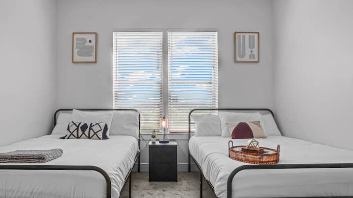 เมื่อเข้ามาในห้องนอนการตกแต่งที่ทันสมัยและเครื่องนอนหรูหราจะสร้างพื้นที่ที่คุณสามารถผ่อนคลายได้อย่างแท้จริง