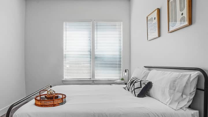 ห้องนอนมีสถานที่พักผ่อนที่หรูหราพร้อมเตียงที่ให้คำมั่นว่าจะได้พักผ่อนอย่างเต็มที่และห้องที่ให้ความรู้สึกเหมือนโอเอซิสส่วนตัว