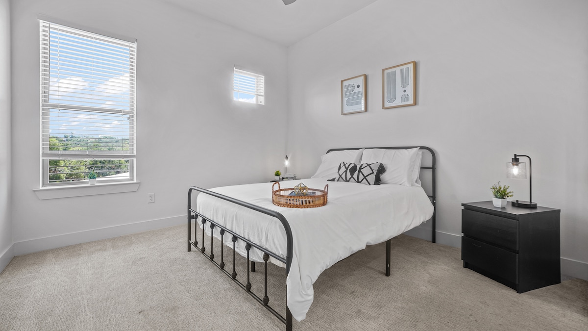 חדר השינה מציע מקום מפלט של רוגע, שבו תוכלו להירגע ולהיטען מחדש בנוחות ובסגנון.