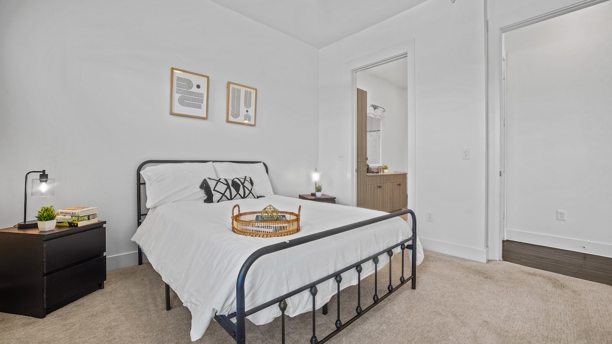 כשאתם טובלים את הבהונות במים הקרירים, הבריכה מציעה מקום מפלט מרענן ביום חם.