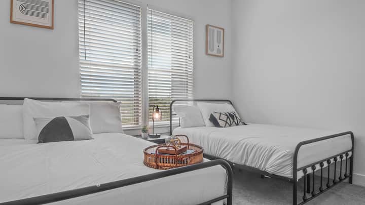 Საძინებელში არის ლუქს-კლასის განმარტოება, საწოლი, რომელიც მშვიდ ღამეებს გპირდებათ და ოთახი, რომელიც ცალკე ოაზისს ჰგავს.