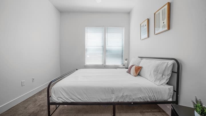 Საძინებელში არის ლუქს-კლასის განმარტოება, საწოლი, რომელიც მშვიდ ღამეებს გპირდებათ და ოთახი, რომელიც ცალკე ოაზისს ჰგავს.