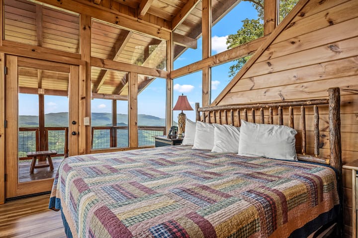 חדר השינה הראשי האחרון ממוקם בקומה השלישית של הבקתה.